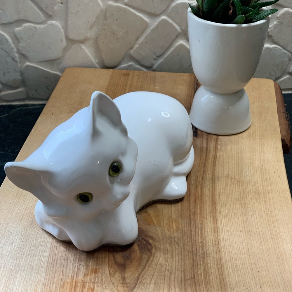 CANADIANA POTTERY | The Collectables White Ceramic Cat